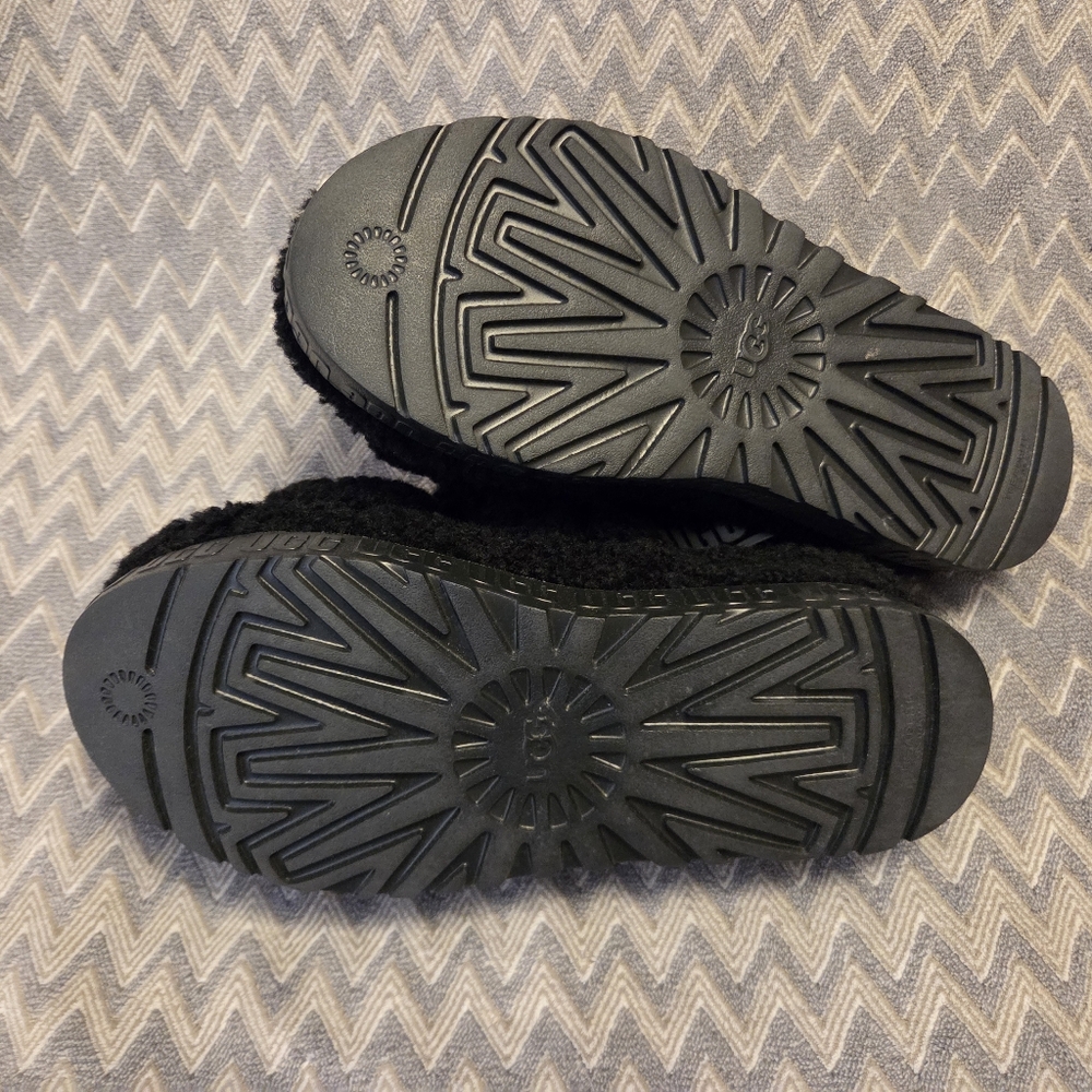 UGG Slippers - Picture 3 of 6